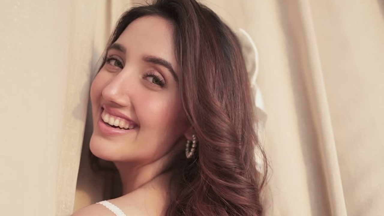 Ashnoor Kaur dan Gaun Corset Putih yang Memikat Ilustrasi gaun corset putih untuk artikel Ashnoor Kaur Memukau dalam Gaun Corset Putih